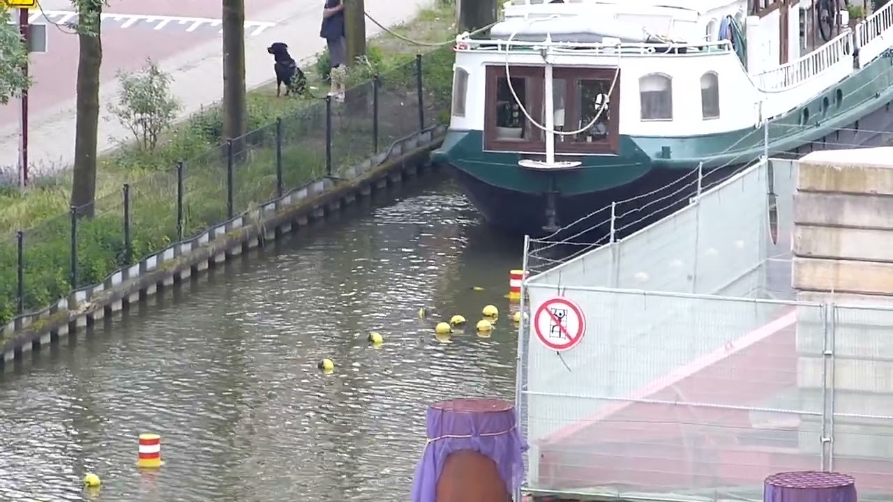 Motorsleepboot klem in de Doorslag in Nieuwegein