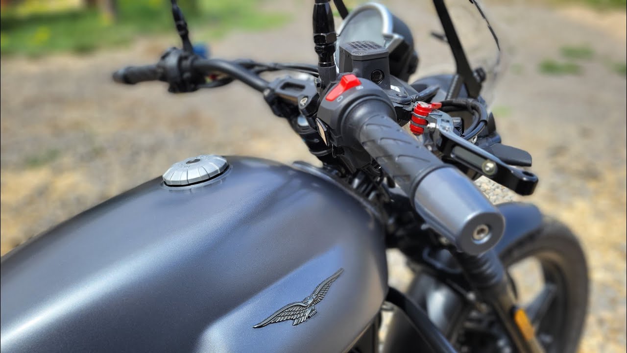 Moto Guzzi V7 Gris Grafito 2022 by Maeso