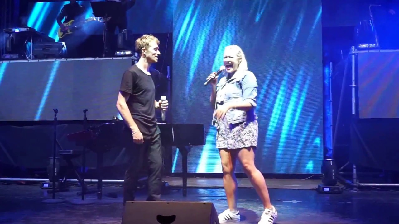 Francesca Mazzuccato a sorpresa canta con  Maicol Diaz  
