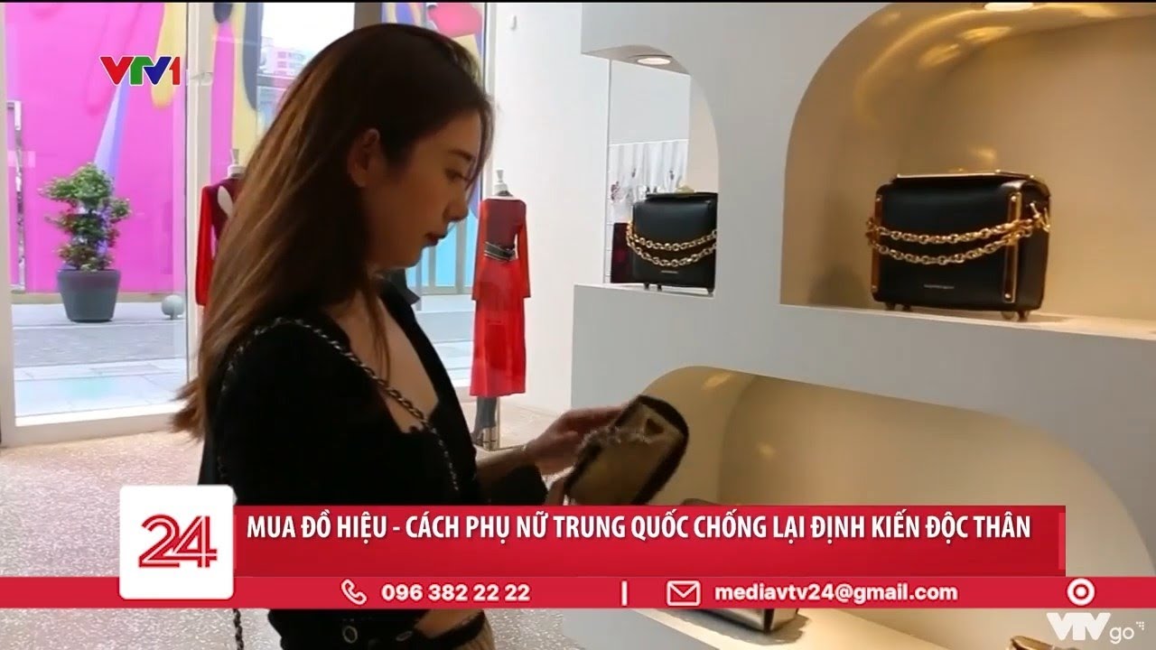Mua đồ hiệu - cách phụ nữ Trung Quốc chống lại định kiến độc thân  | VTV24