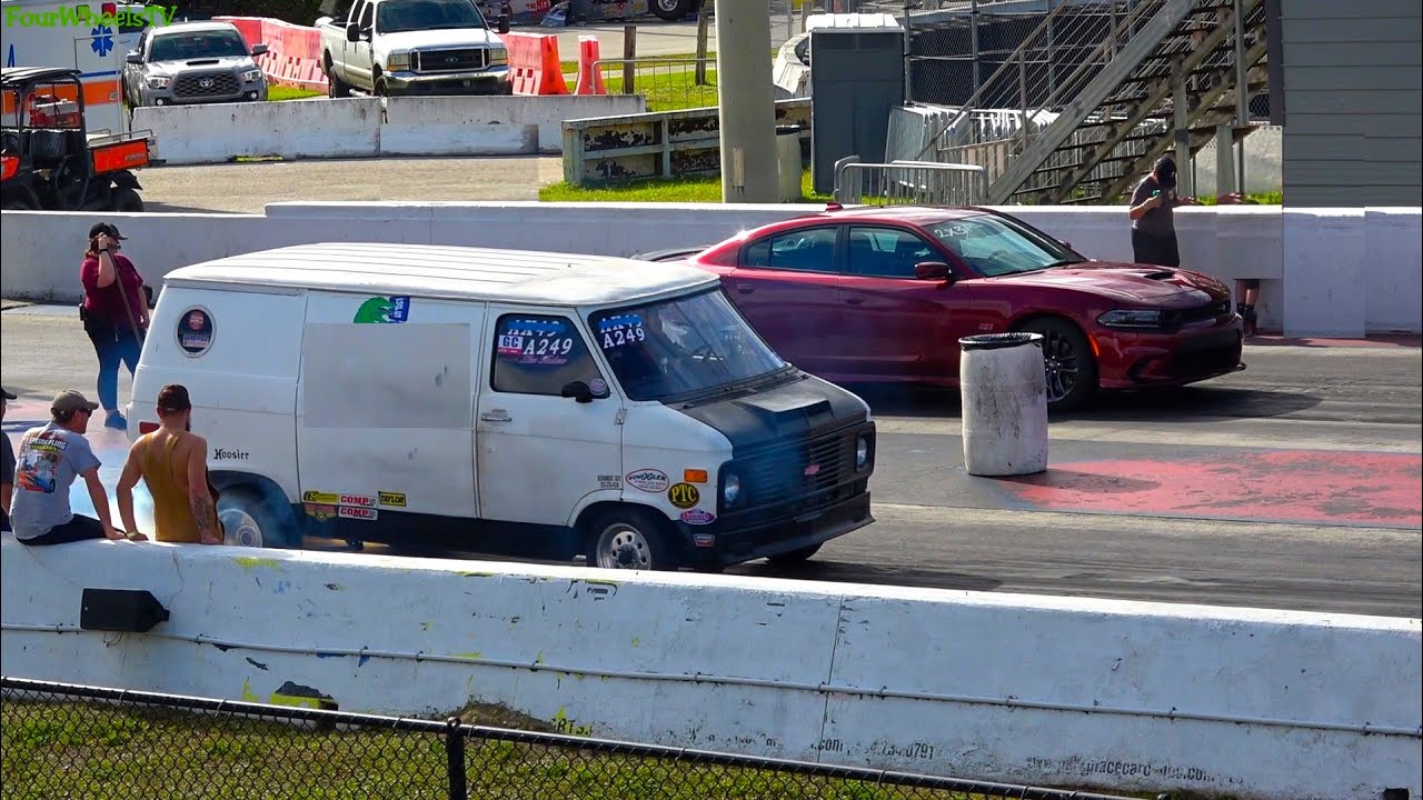 Dodge Charger 392 6.4L V8 SRT HEMI vs OLD SCHOOL VAN