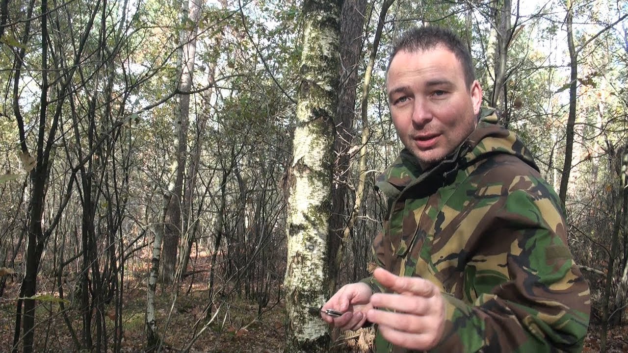 Vuur maken in een nat Nederlands herfst bos met firesteel, preppers en survival in Nederland