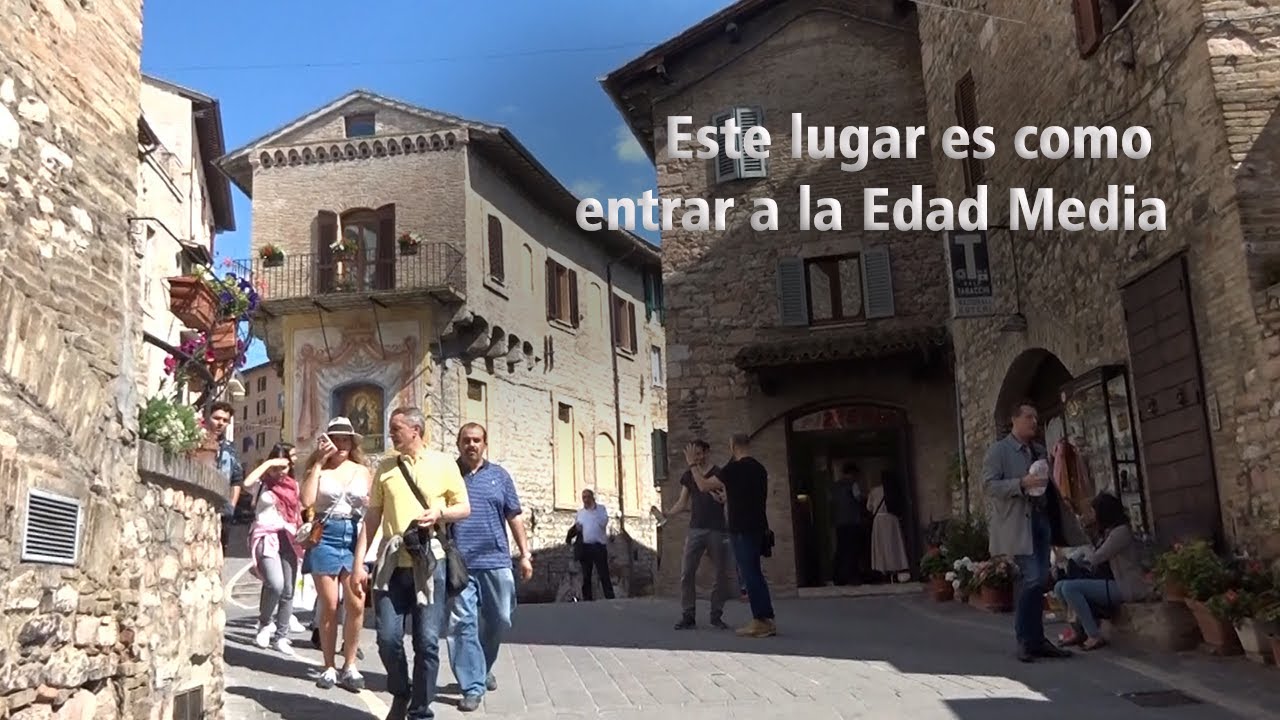 Recorriendo las calles de Asís (Italia).