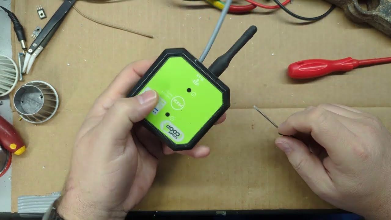 Autopsie eines Netzwerkmoduls von Kerbl Smart Koop und einer NoName GU10 LED