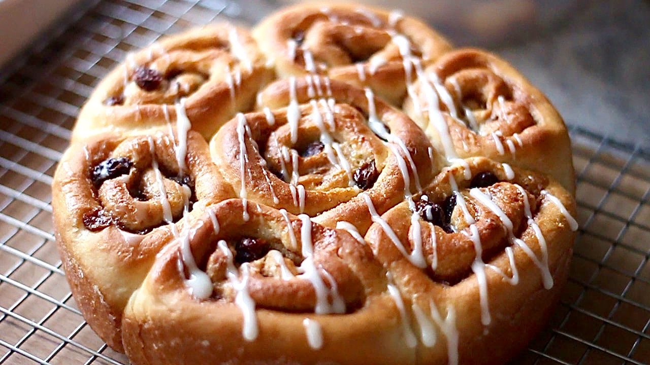 Soft & fluffy CINNAMON ROLLS recipe - Cách làm BÁNH MÌ CUỘN NHO QUẾ