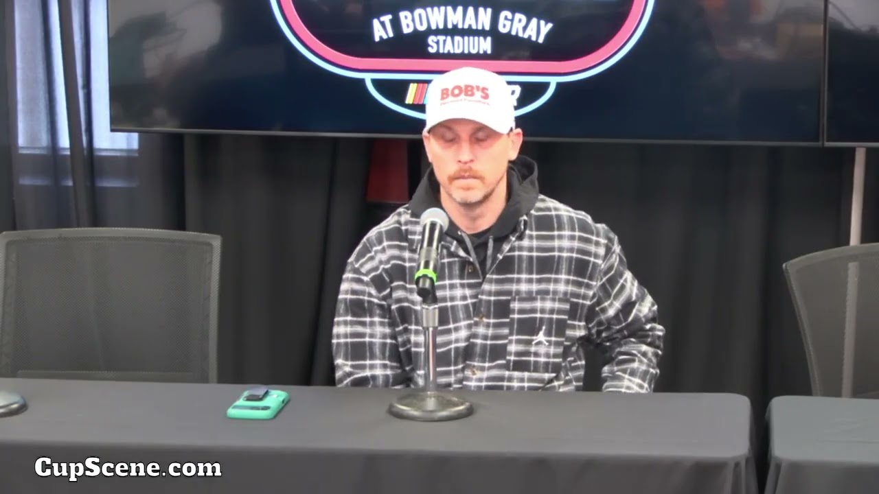 Гонка NASCAR на трассе Боуман Грей, январь 2026 года: Денни Хэмлин перед стартом.