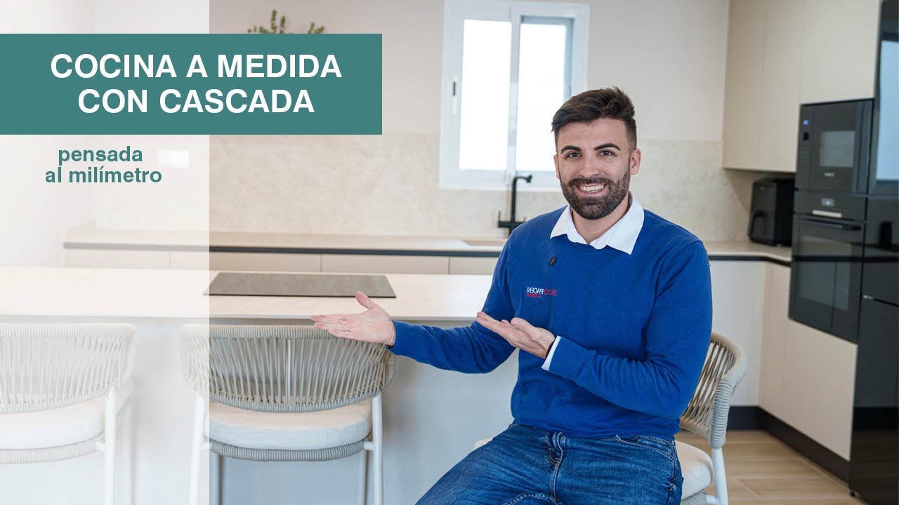Cocina moderna a medida con península, cascada y tips clave