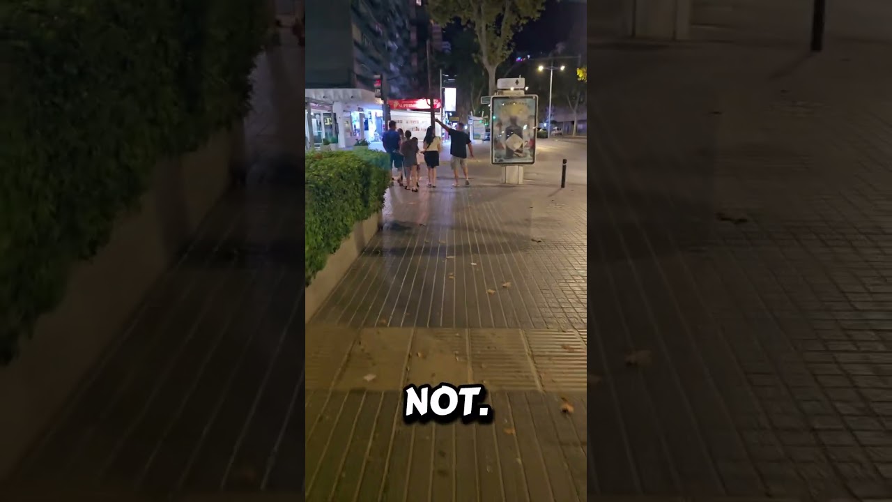 В Бенидорме поздно вечером гуляли по подозрительным районам, ведущим к переулку грабителей! Полно...