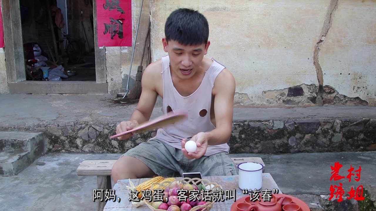 客家话搞笑视频，儿子教妈妈讲普通话，妈妈：没文化戴眼镜假斯文