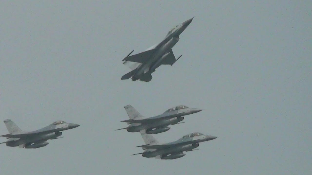 2018空軍嘉義基地 直升機/F-16衝場拉升. 神龍小組跳傘定點著陸完美開幕.