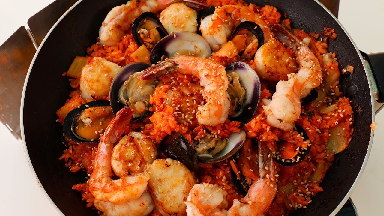 Жареный рис с кимчи и морепродуктами (хемуль кимчи поккымпап:해물김치볶음밥)