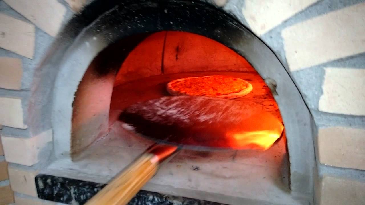Pizza em forno a lenha