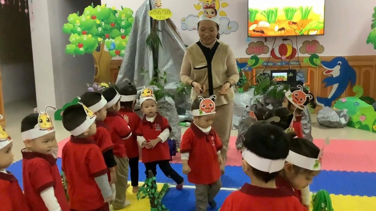 Bò theo hướng thẳng có mang vật trên lưng, lớp Mầm 3