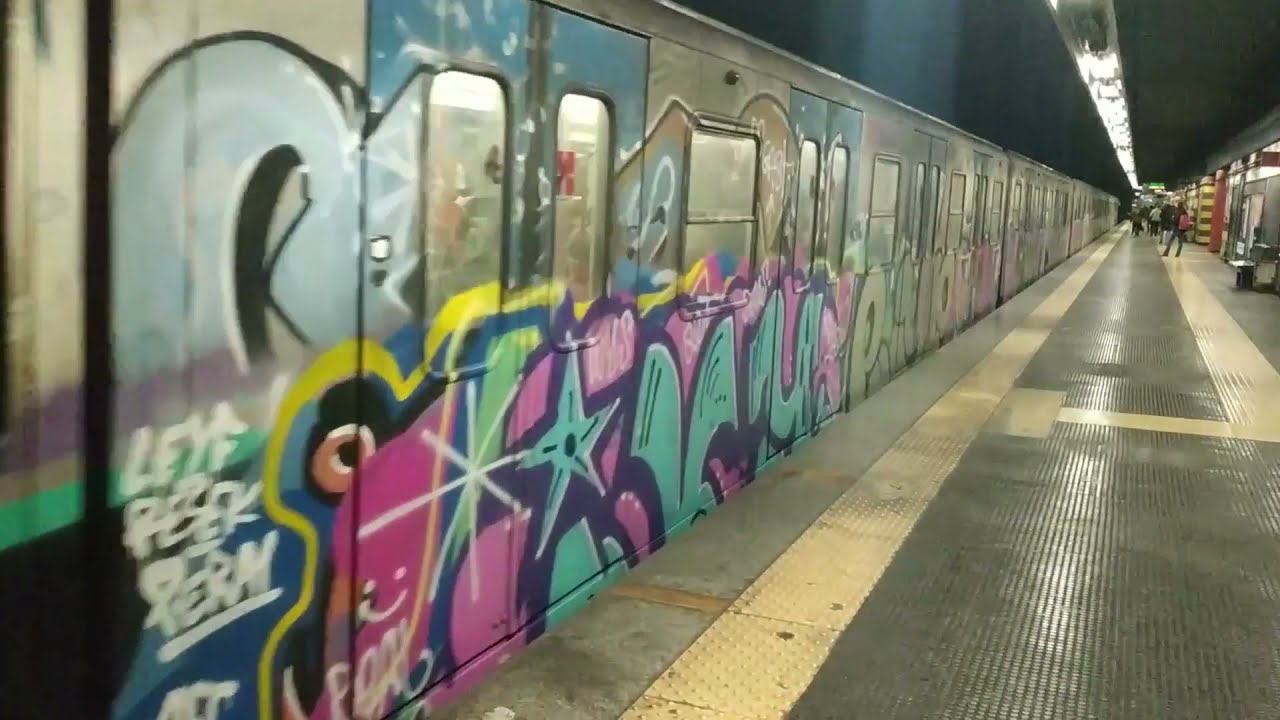 3 treni MB 100 della metropolitana di Roma in partenza
