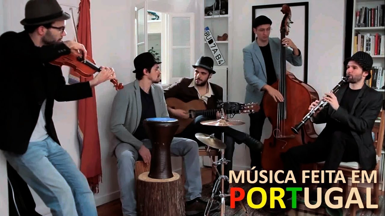 Melech Mechaya - gente estranha . chapéu preto (letra)