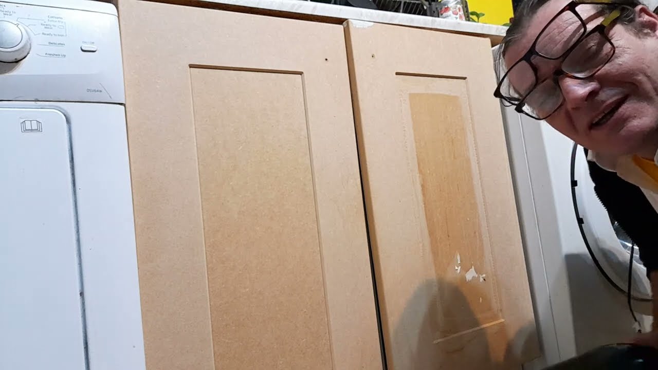 Jak ściągnąć laminat z drzwiczek od szafek w kuchni