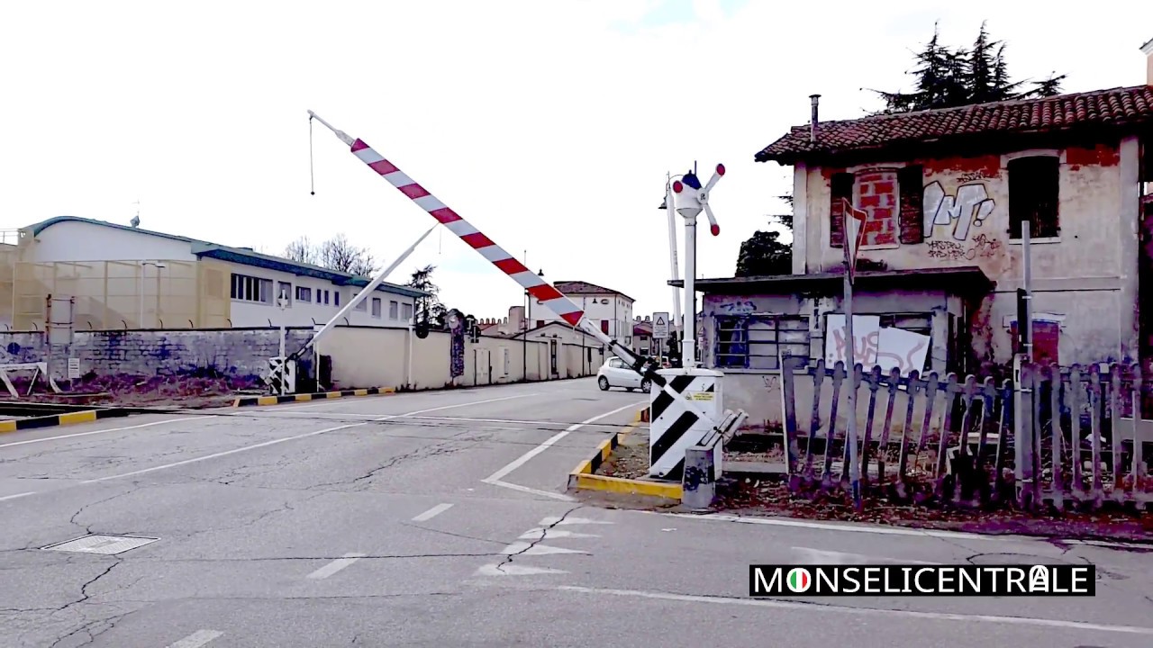Passaggio a livello con girandola + ATR220Tr 041-B diesel