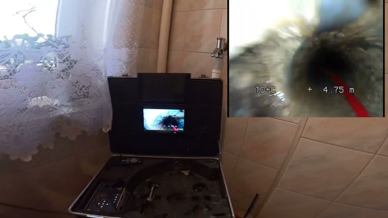 Czyszczenie pionu kanalizacyjnego z narośniętego kamienia.