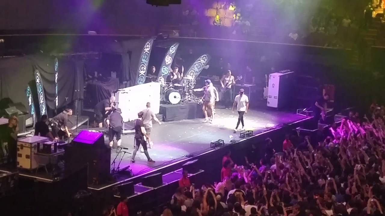 Blink-182 pranks All Time Low during Last Song of Tour- 10/01/16