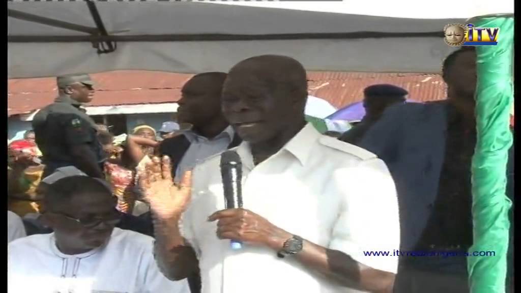 Gov. Oshiomhole unveils Mike Akhigbe statue in Fugar