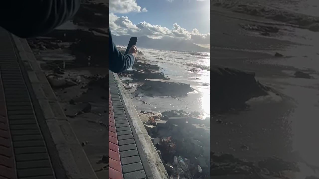 Kuşadası’nda Deniz Çekildi