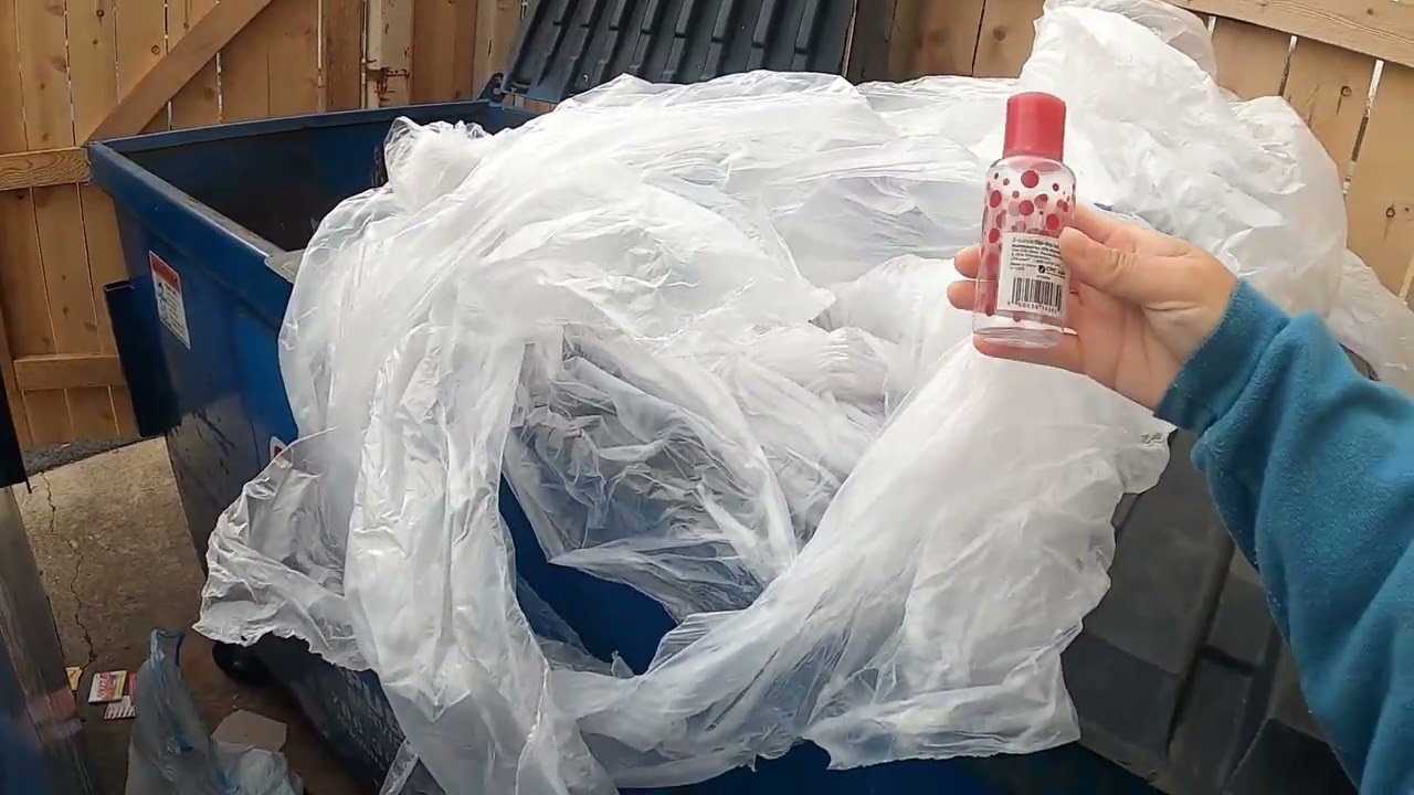 Dumpster Diving USA: Super dami ng mga inumin, facemask at chocolate
