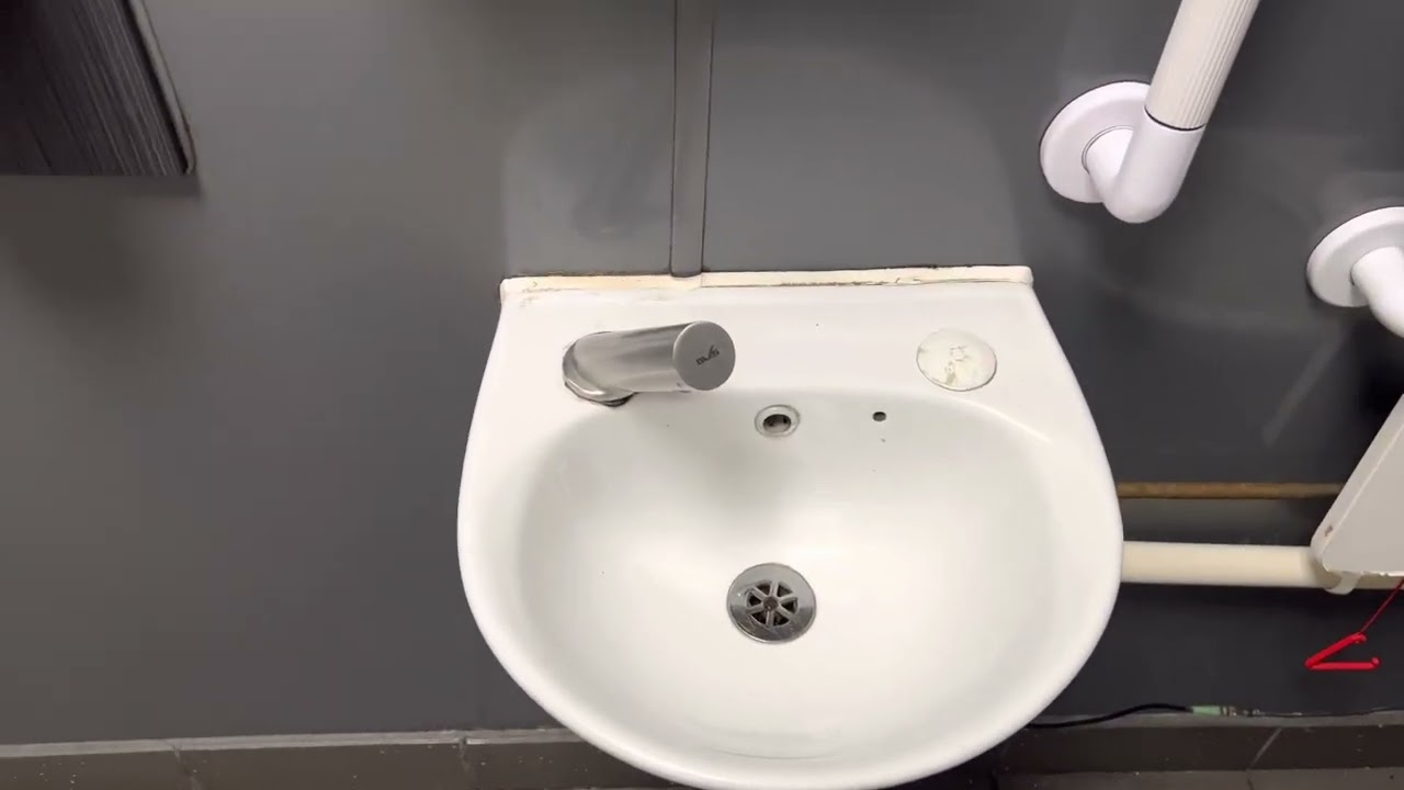Сушилка для рук Dolphin в Tesco Extra Pitsea
