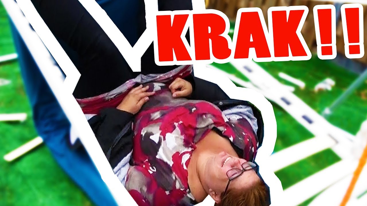 MAMA ZAKT DOOR GEVAARLIJKE ZELFGEBOUWDE SCHOMMELBED IN TUIN - KOETLIFE VLOG #508