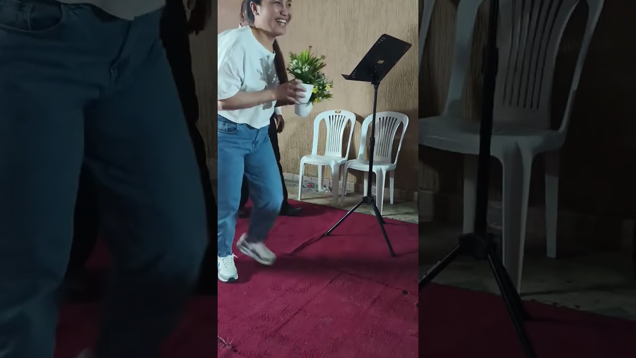 Viral Ngayon! Waiter pero napakaganda Pala NG boses.