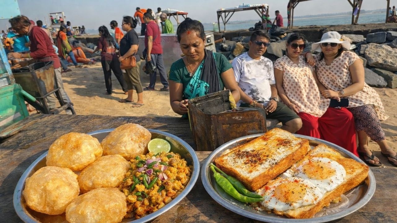 Crazy Crowd at Digha Mohona! Fastest Luchi Ghugni & Dim Toast Street Food in West Bengal