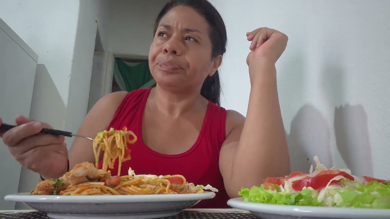 BORA ALMOÇAR MEU POVO !MACARRÃO🍝 SALADA 🥗E PEITO DE FRANGO 🍗 #explore #comida l #viralvideos 
