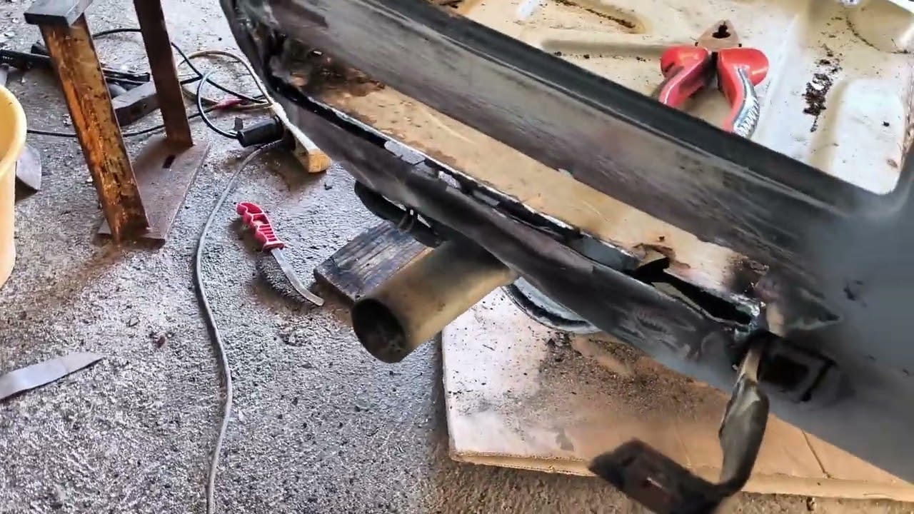 Renault R12 TL body work,fuel tank is out