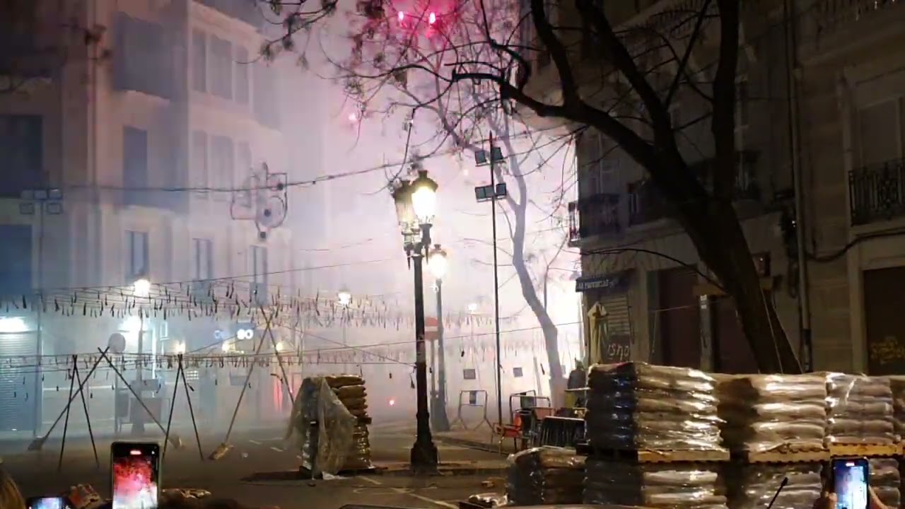 4-3-23 Valencia nocturna piro Caballer FX