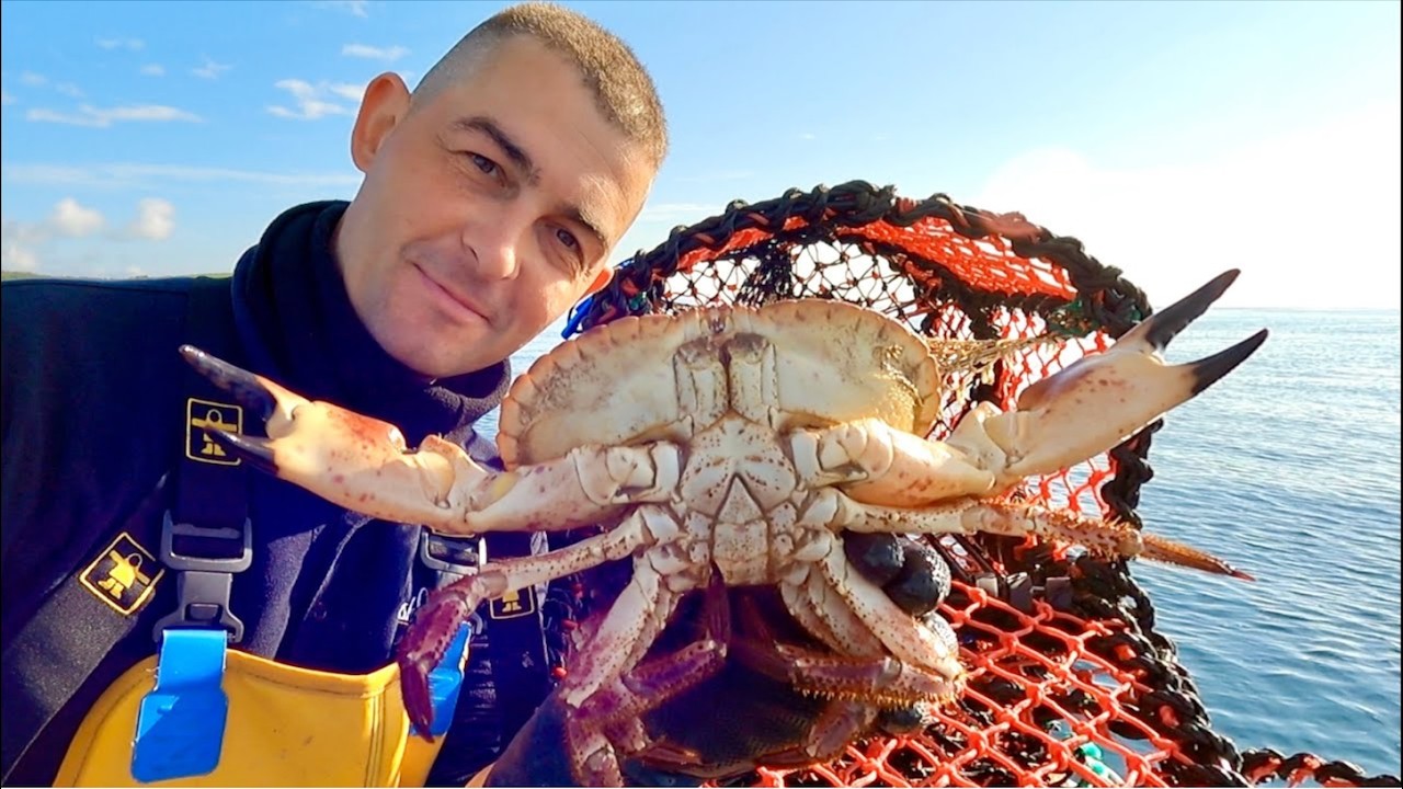 Hand Hauling The FishLocker Lobster and Crab Pots 2025 | The Fish Locker