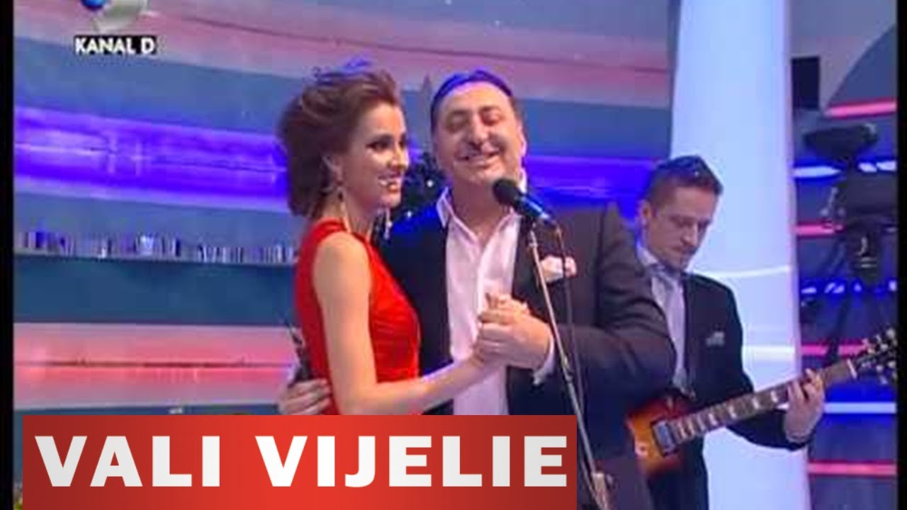 Pepe ajutat de Vali Vijelie, interpreteaza melodia Sa iubesti doua femei la Roata norocului