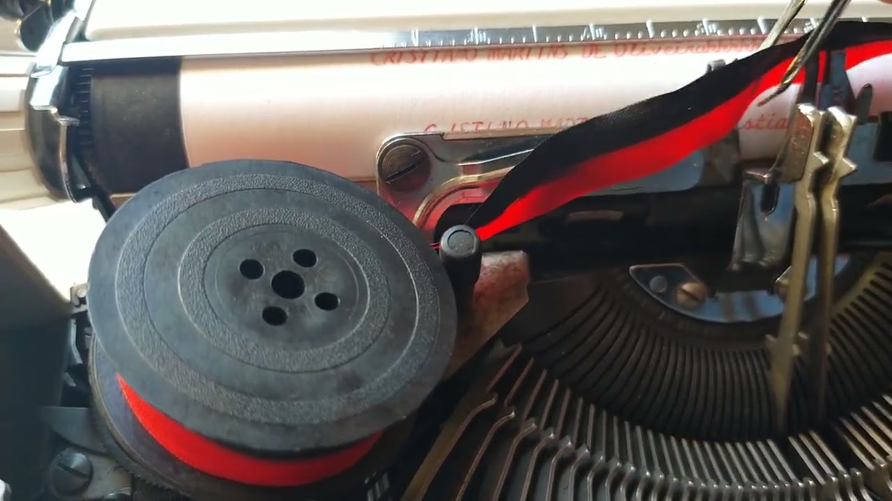 Como trocar a fita da máquina de escrever Hermes Baby Cursiva (Script) branca.