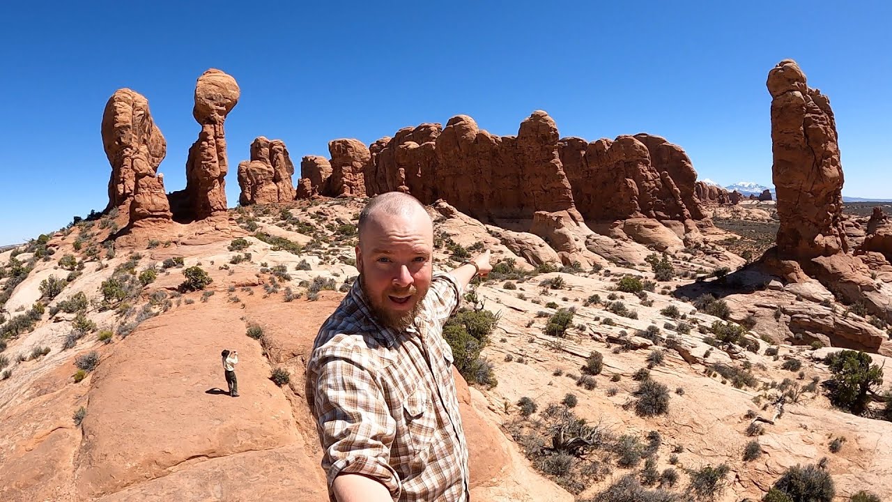 More must do easy hikes in Arches National Park - Windows area / hiking Utah's National Parks