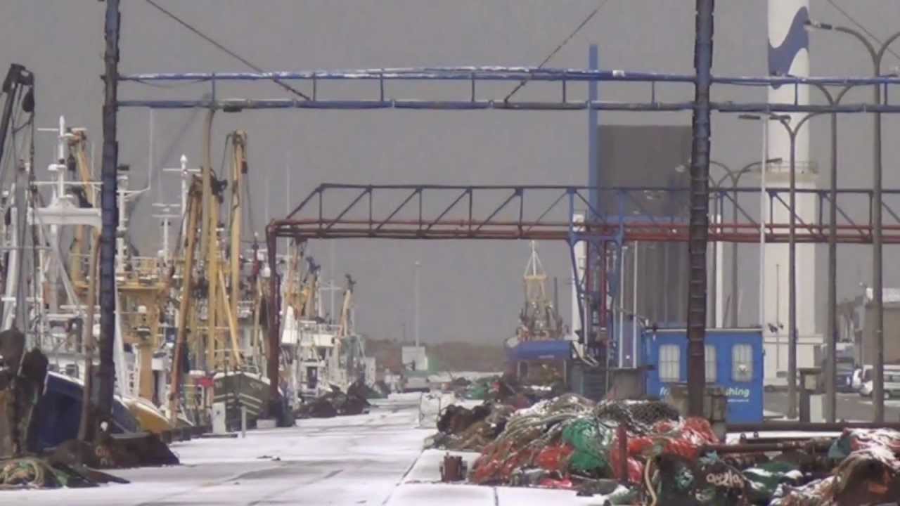 Vissersboten in het Visserijdok te Oostende van op de Hendrik Baelskaai op 24 feb 2013