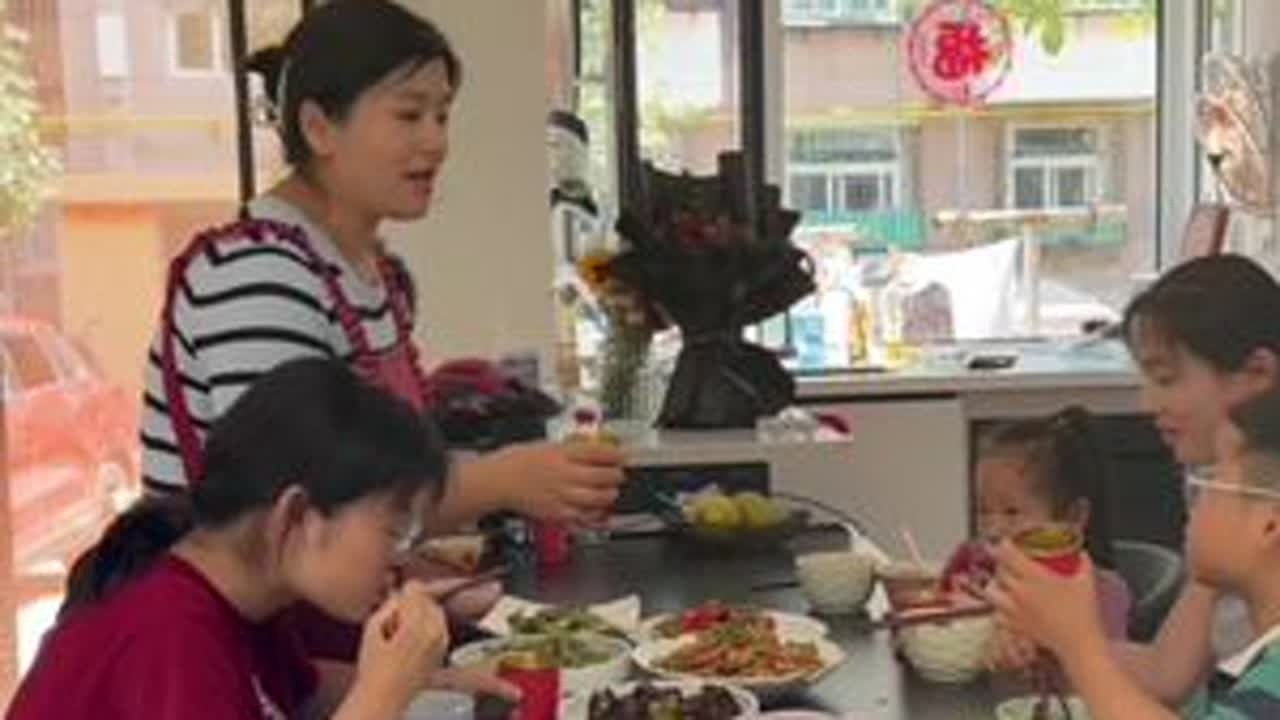 从北京搬来天津的新生活，周末老公和妹妹从北京回来了……家里有个能干的老公从早干到晚，晚上又把汽车拆开维修，跟他开玩笑的说 想挣我们家钱太难了…#记录真实生活#我的厨房日记#生活本来的样子