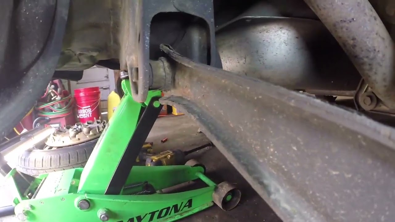 Rear Suspension Rebuild on 1997 Honda Civic - Getting Rusted Siezed Tow Bolts Out - Part 1