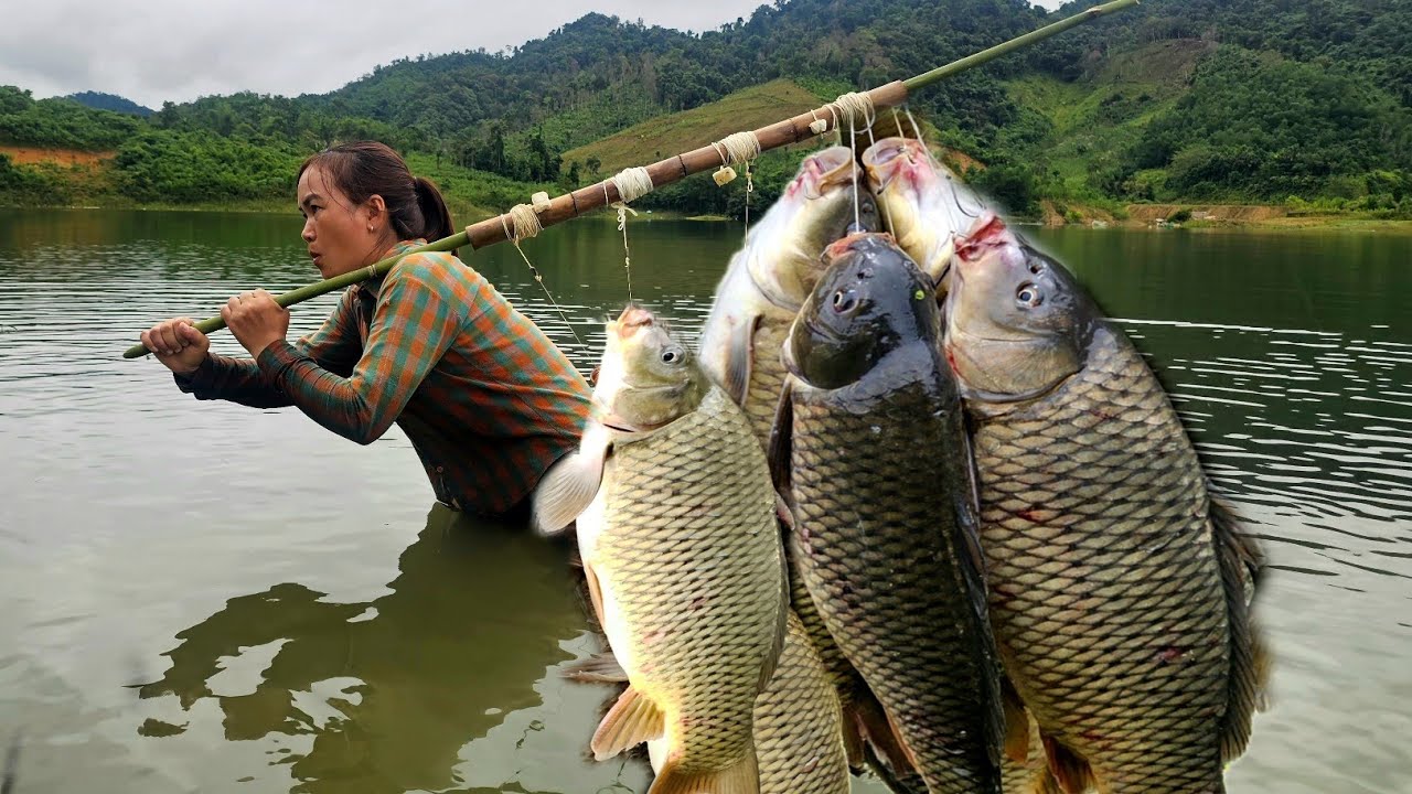 Wild Fishing Skills - Single Mother Catches Giant Fish to Sell at Market