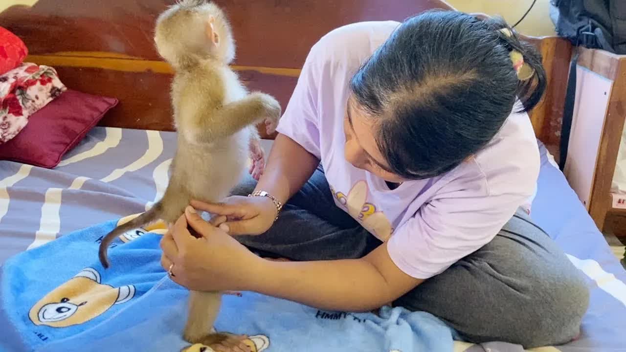This Morning Mom Checking Lil DAM On Diaper Rash Is Heal Now