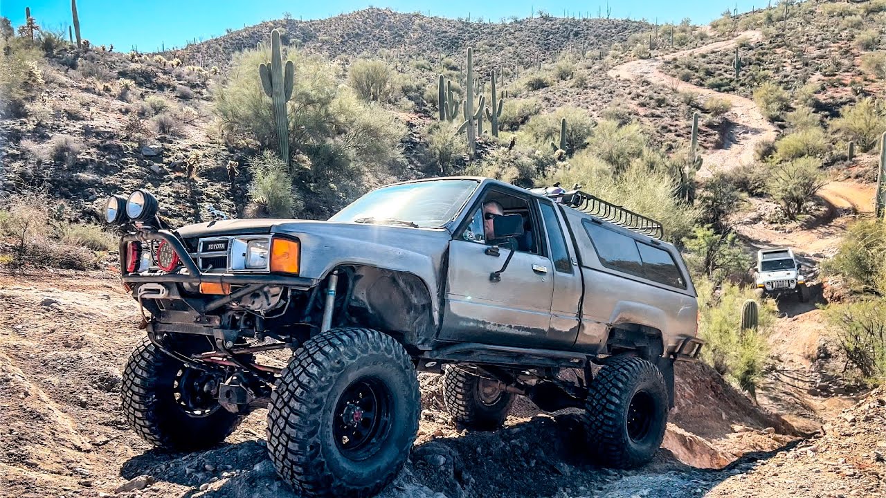 ВИНТАЖНЫЙ TOYOTA ROCK CRAWLER // ПОЛНЫЙ ОБЗОР 1985 SR5 НА 35-СПИЦАХ