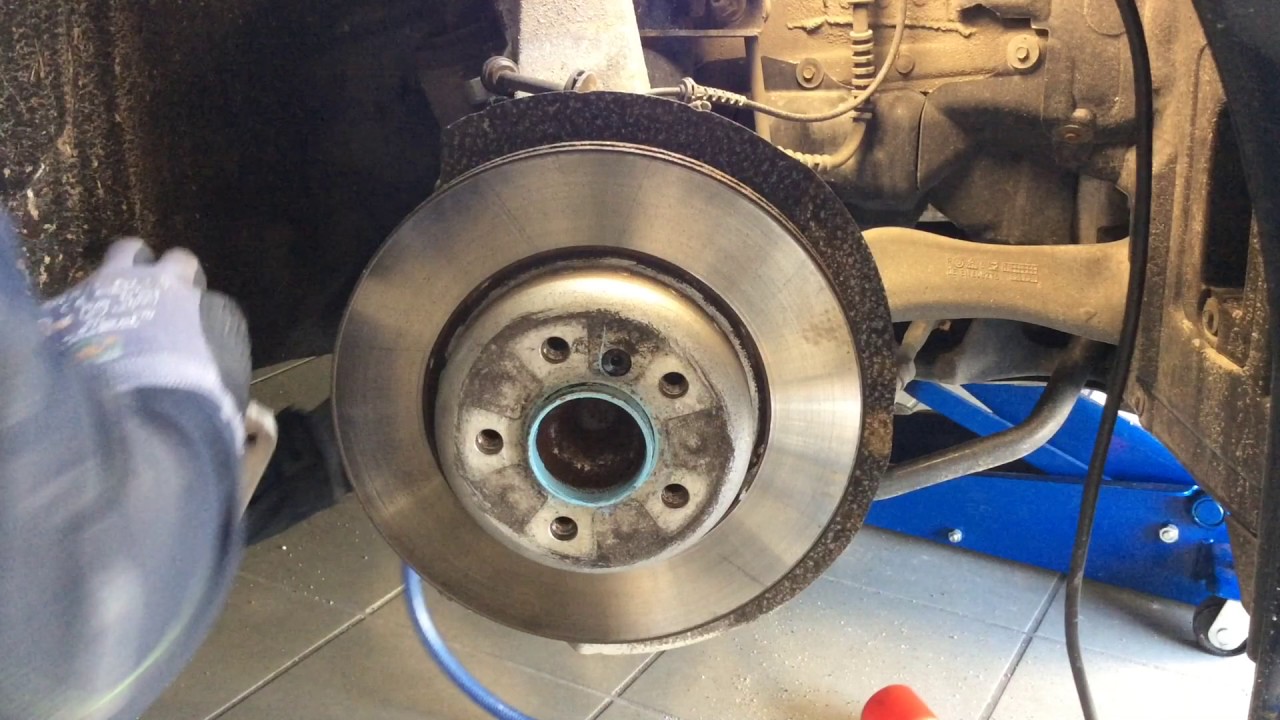 BMW 5er F11 Bj.2011 Bremsscheibe u.Schutzblech vorne wechseln Teil 1/2
