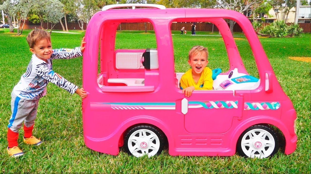 Vlad e Nikita andam no carro da Barbie para acampar