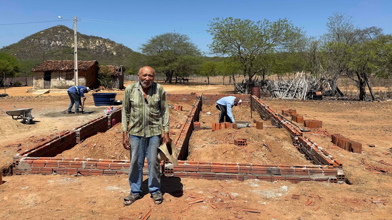 Seu Luiz, 80 anos, Ele não consegue esconder a felicidade ao ver sua casa saindo do papel