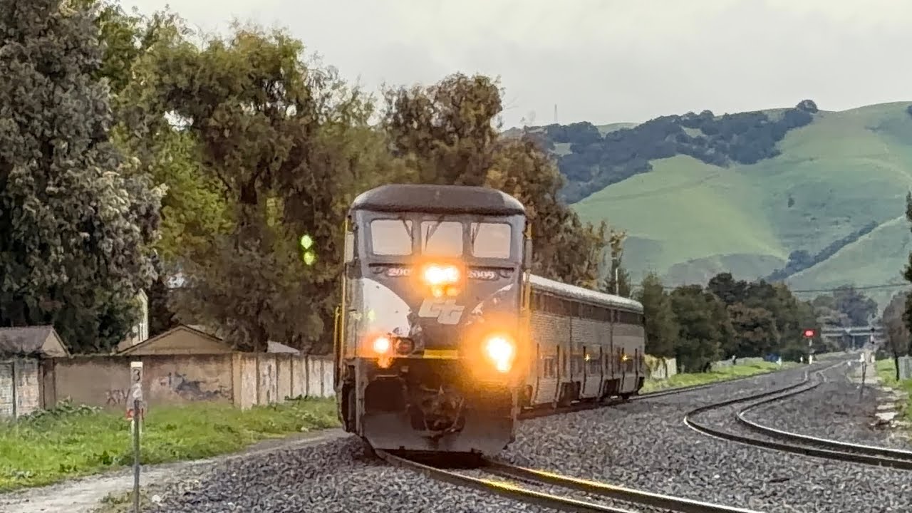 Поезда Amtrak Capitol Train № 543 и № 542 на станции Fremont & ACE в городе Фримонт, штат Калифор...