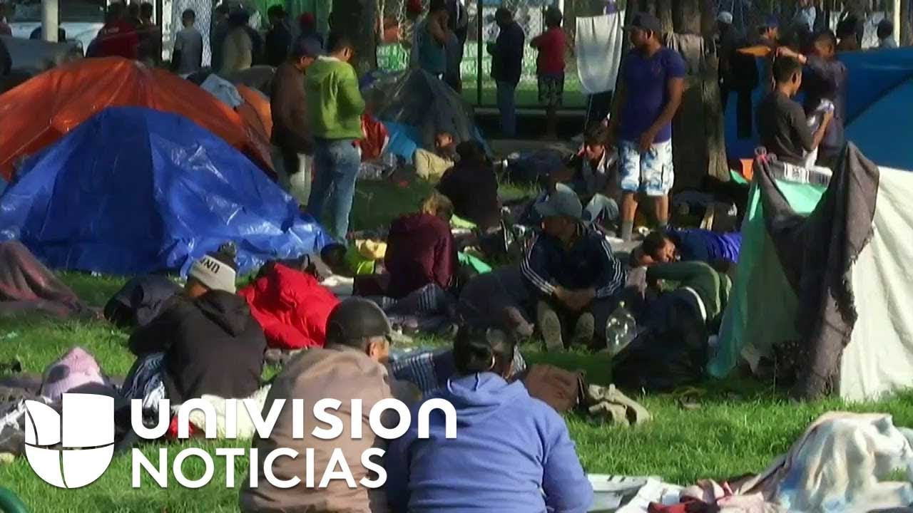 Miles de migrantes de la caravana descansan en el estadio Magdalena Mixhuca en Ciudad de México.