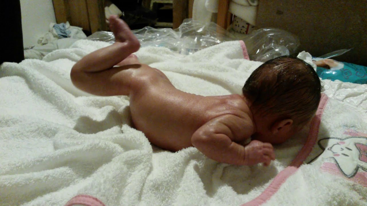 Cute mighty baby is lifting legs after bath (Mocn&eacute; b&aacute;b&auml;tko dv&iacute;ha n&ocirc;žky po k&uacute;peli)