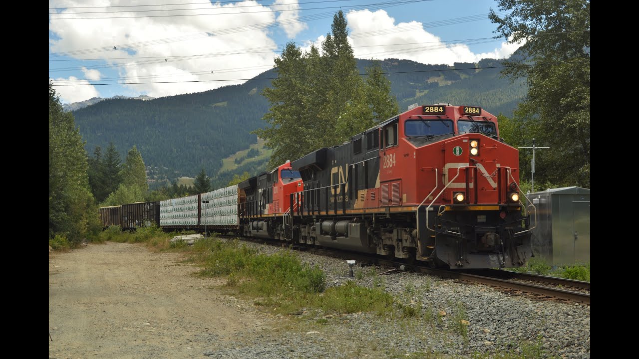 CN 570 (Mixed) @ Whistler,BC 5AUG2016 ES44AC 2884 Leading